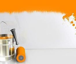 Farbeimer mit orangener Farbe und Rolle vor weißer teils orangener Wand.