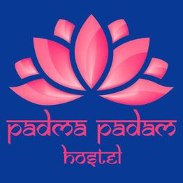 Logotipo rosa de flor de lótus com texto: "padma padam hostel" em fundo azul.