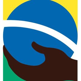 Mão segurando esfera azul com faixa branca, fundo amarelo e verde nas laterais.