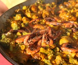 So sieht ein gesundes Essen aus: leckere Paella mit Meeresfrüchten