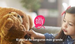 Niña jugando con un oso de peluche, con el logo de Sitly y texto sobre el portal de canguros.