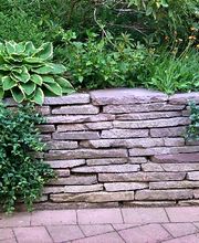 Gartenanlage mit großem Teich