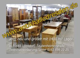 Antike Holzmöbel in Lagerhalle mit Website und Kontakt für Terminvereinbarung in Dresden.