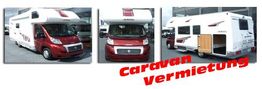Wohnmobil von drei Seiten mit rotem Schriftzug "Caravan Vermietung" auf dem Bild.