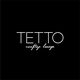 Texto "TETTO rooftop lounge" em branco sob fundo preto.