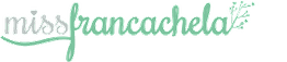 Logo de "Miss Francachela" con texto en verde y gris, adornado con una rama de hojas.