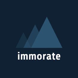 Drei blaue, überlappende Bergsilhouetten auf dunklem Hintergrund mit dem weißen Wort "immorate".