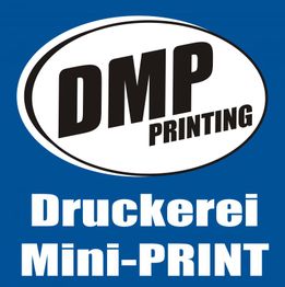 Weiße DMP Printing-Logografik auf blauem Hintergrund mit Text "Druckerei Mini-PRINT".