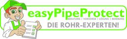 Comicfigur mit Daumen hoch und "EasyPipeProtect - Die Rohr-Experten!" Text in grün und grau.