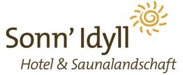 Logo von "Sonn'Idyll - Hotel & Saunalandschaft" mit einer stilisierten Sonne oben rechts.
