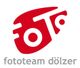 Rotes, stilisiertes Logo mit Schriftzug "fototeam dölzer" in grauer Farbe darunter.
