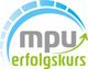Logo mit Schriftzug "mpu erfolgskurs", Pfeil und blauer Bogen im Hintergrund.