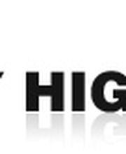 Logo mit blauem Stern links, Text "SKY HIGH DESIGN" in Schwarz und Grau rechts.