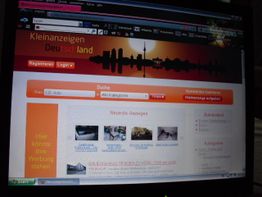 Bildschirm mit Kleinanzeigen-Webseite, Suchleiste, Kategorien und Vorschläge sichtbar.