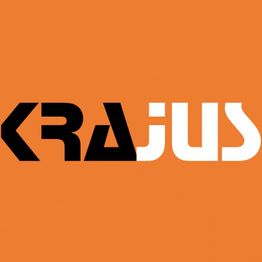 Der Schriftzug "KRAJUS" in Schwarz und Weiß auf einem orangefarbenen Hintergrund.