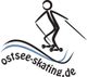 Strichmännchen auf Rollerski, Schriftzug "ostsee-skating.de", wellenförmige Linie darunter.