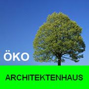 Ein großer, grüner Baum vor blauem Himmel mit Text: "Öko Architektenhaus".