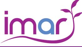 Logo con la palabra "imar" en púrpura y azul, y una línea curva con hojas al final.