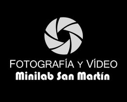 Logotipo de Fotografía y Video Minilab San Martín con ícono de obturador de cámara en gris.