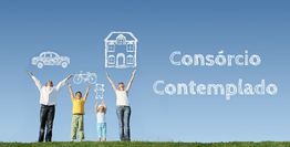 Família feliz com desenhos de carro, casa e bicicleta no céu; texto: "Consórcio Contemplado".