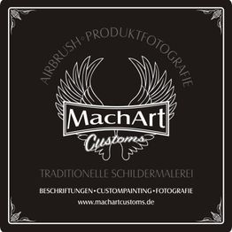 Logo von MachArt Customs mit Flügeln, spezialisiert auf Schildermalerei und Produktfotografie.