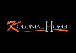 Texto "Kolonial Home" en letras gris y naranja, fondo negro.
