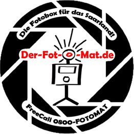 Schwarz-weißes Kamerablenden-Logo mit Text: "Die Fotobox für das Saarland" und "Der-Fot-o-Mat.de".