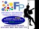 Trabajador colgando, "Pinturas y Decoración, Trabajos Verticales", con datos de contacto de FP.