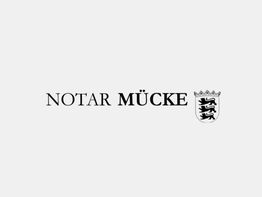 Logo: "Notar Mücke" neben Wappen mit drei Löwen. Hintergrund ist hellgrau.