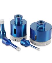 Blaue diamantbeschichtete Bohrkronen und Fräser in verschiedenen Größen, auf weißem Hintergrund.