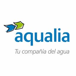 Logotipo de Aqualia con eslogan "Tu compañía del agua" y dos flechas azul y verde.