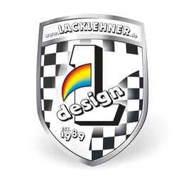 Wappen mit der Aufschrift "LACKLEHNER", "design", und "Est. 1989" auf Schachbrettmuster.