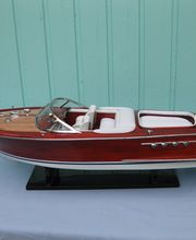 Sportboot in verschiedenen Größen und Polsterfarben 