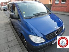 Blauer Mercedes-Van parkt am Straßenrand, rotes Preissiegel mit Daumen hoch im Bild.