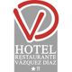 Logo de hotel y restaurante Vázquez Díaz en fondo gris con letras blancas y símbolo rojo.