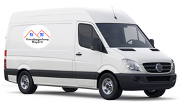 Weißer Lieferwagen mit einem runden Logo auf der Seite, das zwei Häuser mit roten Dächern zeigt.