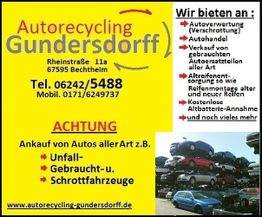 Autorecycling-Anzeige mit Angeboten und Kontaktinfos. Rechts unten gestapelte Autos auf Schrottplatz.