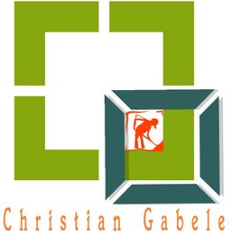 Grünes und orangefarbenes Logo mit stilisiertem Arbeiter, darunter der Text "Christian Gabele".