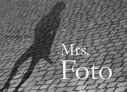Schatten einer Person auf Kopfsteinpflaster mit den Worten "Mrs. Foto, November 2008".