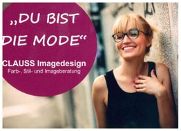 Lächelnde Frau mit Brille an Wand; Text: "Du bist die Mode" CLAUSS Imagedesign.
