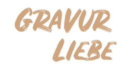 Text in brauner Schrift: "GRAVUR LIEBE" auf weißem Hintergrund.