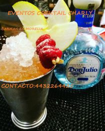 Cóctel con frutas y botella de tequila. Texto: "Eventos Cocktail Charly", contacto y más.
