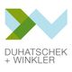 Logo mit grün-blauen geometrischen Formen, darunter der Text "DUHATSCHEK + WINKLER".
