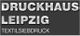 Text: "DRUCKHAUS LEIPZIG TEXTILSIEBDRUCK" in silberner Schrift auf grauem Hintergrund.