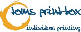 Logo mit Schriftzug "toms printbox", darunter "individual printing", oranger Kreis im Hintergrund.