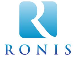 Logo mit blauem Quadrat, weißem "R" und darunter dem Namen "RONIS".