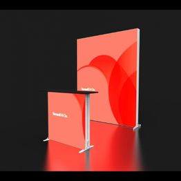 Roter Messestand mit Tisch und Display, darauf ist ein Firmenname zu sehen.