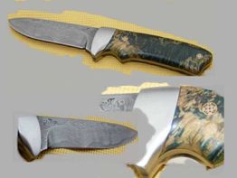 Handgefertigtes Damastmesser mit Holzgriff, Detailansicht der Klinge und Griffdekoration.