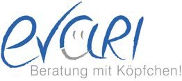 Logo mit blauem Schriftzug "evari", darunter "Beratung mit Köpfchen!" in Grau.