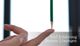 Hand balanciert Bleistift auf Finger, Text: "Viel Erfahrung, Bessere Lösungen".